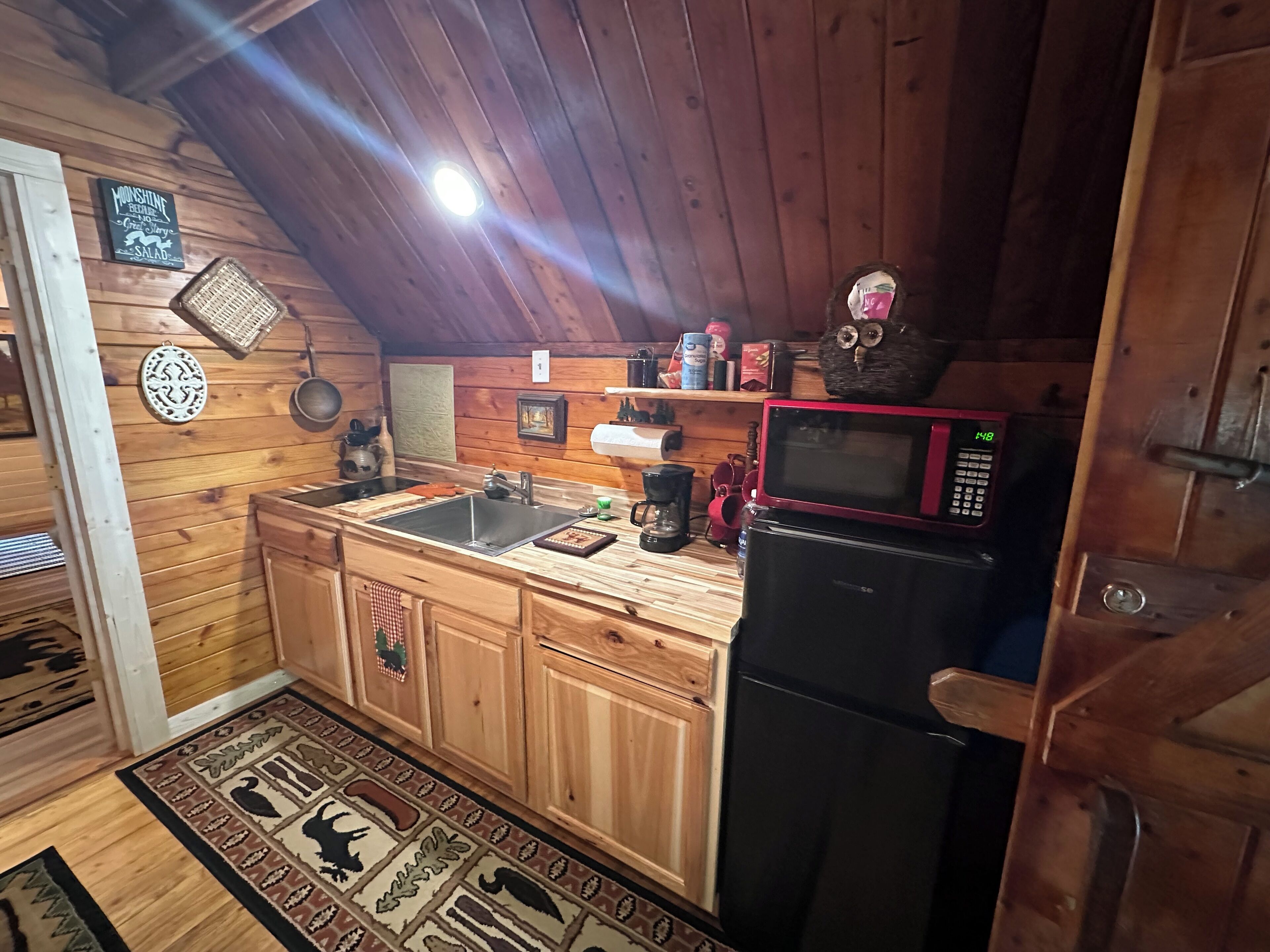 Mikrowelle, Herdplatte, Küchenrolle