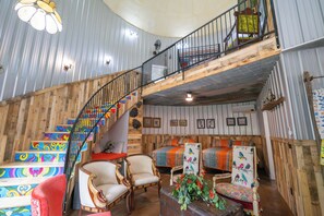 Foghorn Leghorn | Iron/ironing board - Hermann Grain Bins BNB (Hermann)