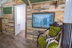 Habitació doble clàssica, diversos llits, no fumadors, vistes al jardí | Planxa i posts de planxar
