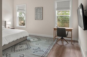 5 bedrooms, WiFi, bed sheets