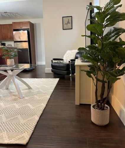 Spacious & Central One Bedroom Apt in Fernwood - 10 min walk to Royal Jubilee!