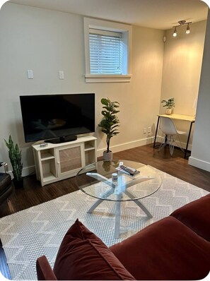 Smart TV - Spacious & Central One Bedroom Apt in Fernwood - 10 min walk to Royal Jubilee! (Victoria)