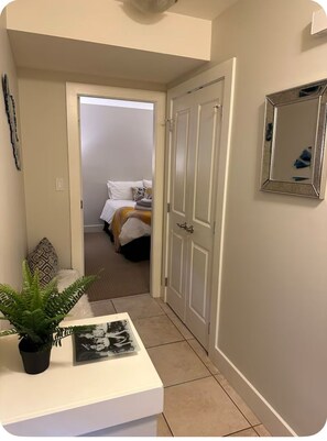 1 bedroom, WiFi, bed sheets - Spacious & Central One Bedroom Apt in Fernwood - 10 min walk to Royal Jubilee! (Victoria)