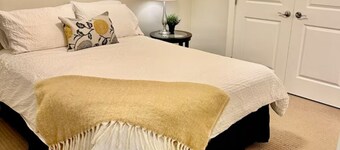 Spacious & Central One Bedroom Apt in Fernwood - 10 min walk to Royal Jubilee!