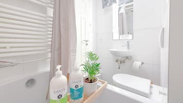 Haartrockner, Handtücher, Seife, Toilettenpapier