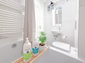 Hair dryer, towels, soap, toilet paper - Classy & cozy apartment in the best neighbourhood - family-friendly and central (Hamburg)