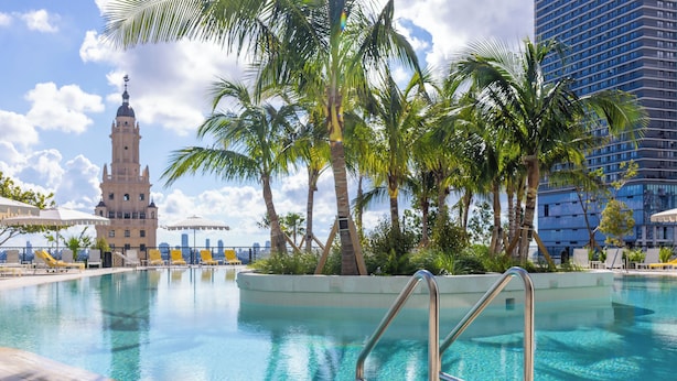 A heated pool - 3701 - Kaseya Center 2 Bedroom Modern Apt with Pool & Gym in Downtown Miami (Miami)