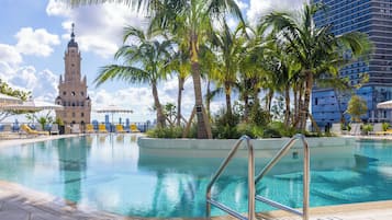 Een verwarmd zwembad