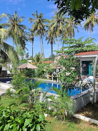 Una piscina al aire libre