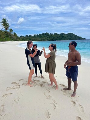 On the beach, white sand, beach shuttle - Nata homestay (Bone Baru)