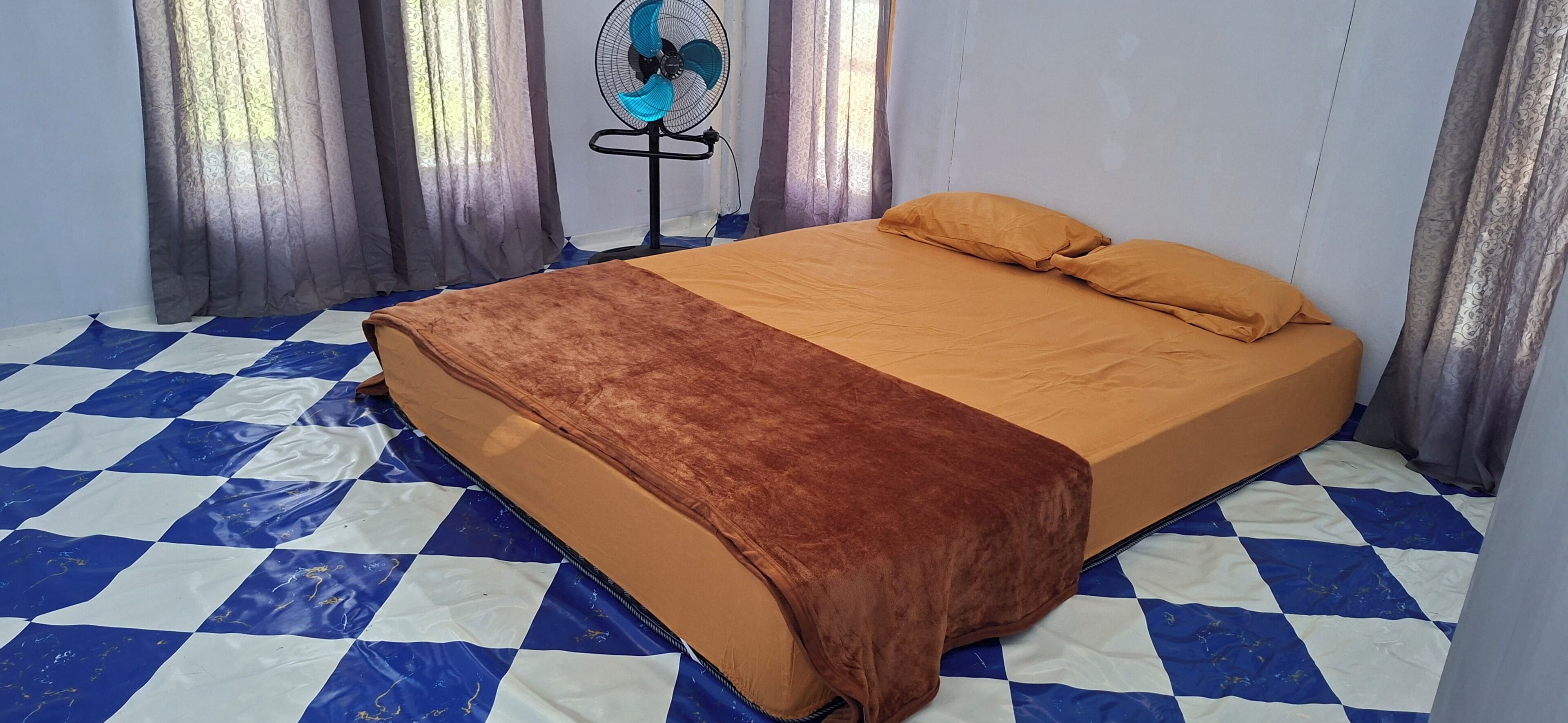 Espacio para trabajar con laptop, cortinas blackout y ropa de cama 