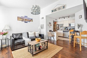 Condo, 1 cama Queen size y sofá cama, cocina, vista al jardín (Adventure's at Villa Del Sol) | Área de sala de estar | Televisión de pantalla plana de 42 pulgadas con canales digitales