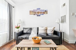 Condo, 1 cama Queen size y sofá cama, cocina, vista al jardín (Adventure's at Villa Del Sol) | Área de sala de estar | Televisión de pantalla plana de 42 pulgadas con canales digitales