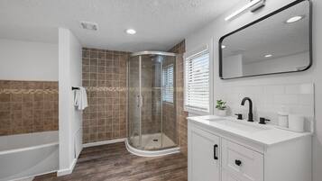 Secador de cabelo, toalhas de banho