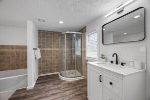 Hair dryer, towels - Modern and Spacious 4 Bedroom Apt in Gibsonia/Pittsburgh (Bakerstown)