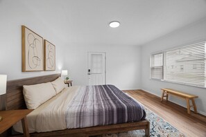 4 makuuhuonetta, silitysrauta/-lauta, ilmainen Wi-Fi, vuodevaatteet
