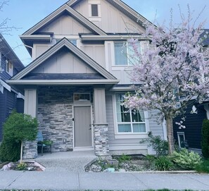 Exterior - Tranquil touch-2BR comfort suite (Surrey)