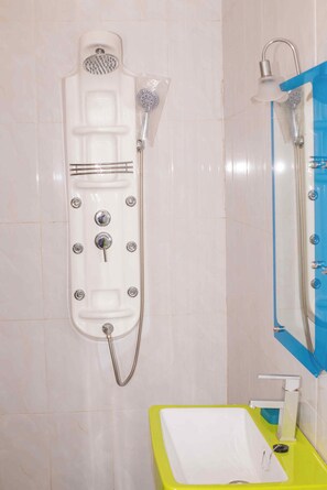 Toalhas de banho, sabonete, shampoo, papel higiênico