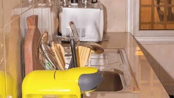 Kühlschrank, Mikrowelle, Ofen, Wasserkocher mit Kaffee-/Teezubehör
