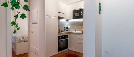 Frigorifero, microonde, forno, piano cottura