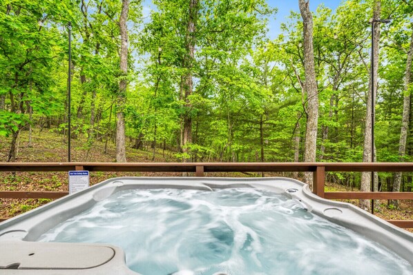 Outdoor spa tub - Mallard Creek Cabin - Classic Escape! (Berkeley Springs)
