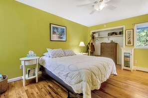 3 habitaciones, tabla de planchar con plancha y cuna de viaje 