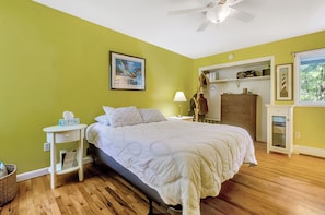 3 habitaciones, tabla de planchar con plancha y cuna de viaje