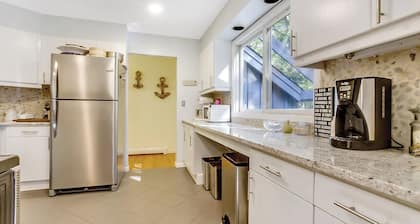 Shelter Island Spacious Getaway with Cozy Fireplace