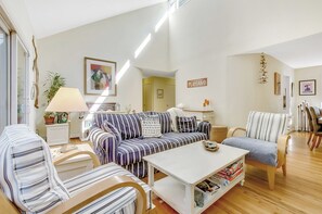 TV, fireplace, DVD player, books - Shelter Island Spacious Getaway with Cozy Fireplace (Shelter Island Heights)