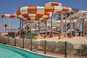 Un parc aquatique doté de plusieurs toboggans et d’un espace piscine.