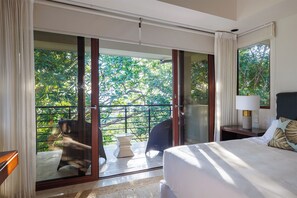 5 bedrooms, iron/ironing board, WiFi, bed sheets