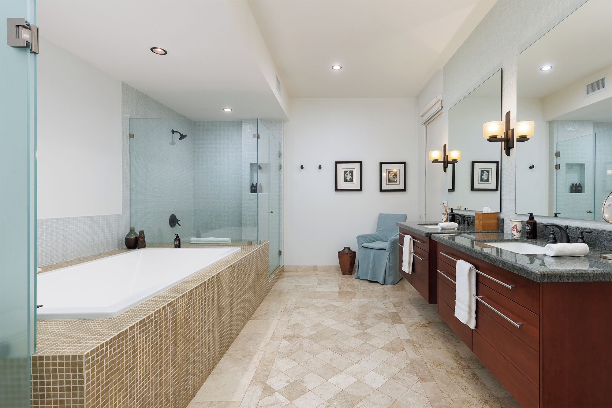Une salle de bain moderne dotée d’une grande baignoire, d’une douche à l’italienne et d’un meuble-lavabo avec un miroir.