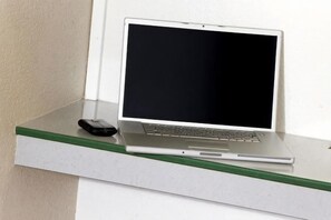 A laptop on a white table with a green edge. - Premiere Classe Poitiers Futuroscope - Chasseneuil (Chasseneuil-du-Poitou)