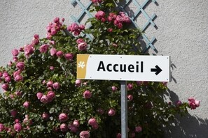 A sign with the word 'Accueil' and an arrow pointing to the right, indicating the direction to the hotel. - Premiere Classe Poitiers Futuroscope - Chasseneuil (Chasseneuil-du-Poitou)