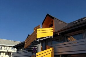 A building with a unique architectural design, featuring a prominent staircase and a balcony. - Premiere Classe Poitiers Futuroscope - Chasseneuil (Chasseneuil-du-Poitou)