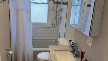 Asciugacapelli, asciugamani, sapone, carta igienica