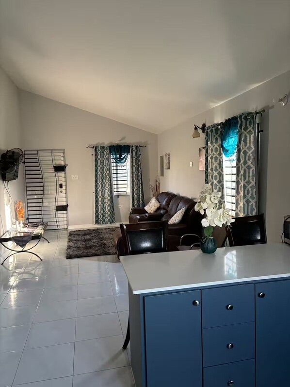 Interior - Cozy 2-bedroom house with WiFi, AC, Smart-Tv, 24 hour-Private Security (Old Harbour)