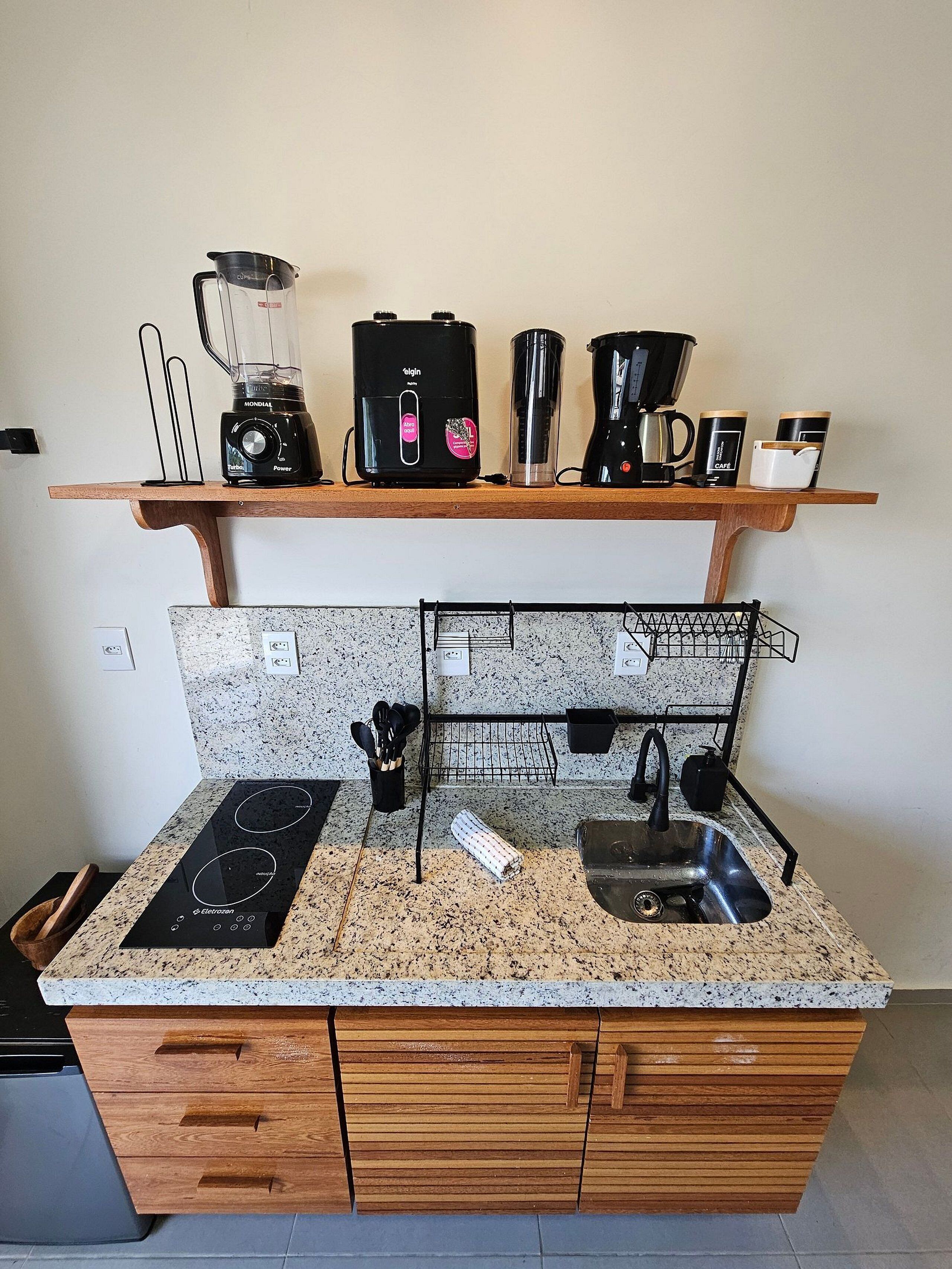 Comfort Apartment | Private kitchen | Mini-fridge, oven, stovetop, cookware/dishes/utensils