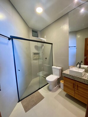 Apartament Comfort | Bany | Dutxa, assecador de cabells, tovalloles i paper higiènic 