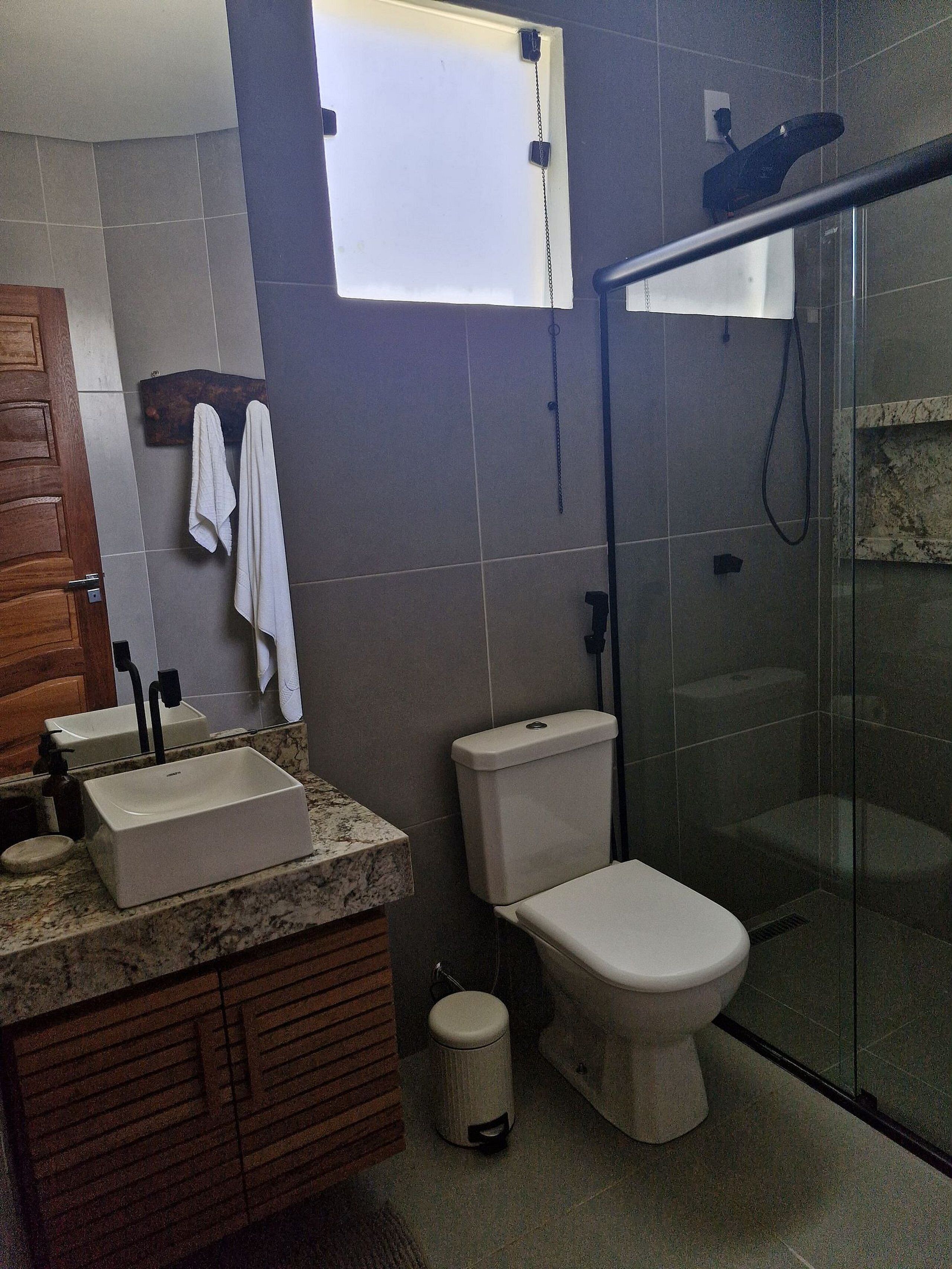 Ein Badezimmer mit Waschbecken, Toilette und Duschkabine.