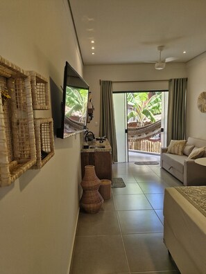 Comfort Apartment | Living area | Flat-screen TV - Residencial Mirante (Itacare)