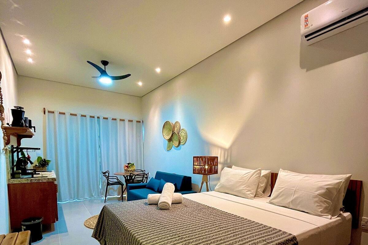1 habitación, escritorio y espacio para trabajar con laptop