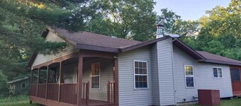 Charming 3-bedroom cottage in Oxford with WiFi and AC close to Wisconson Dells