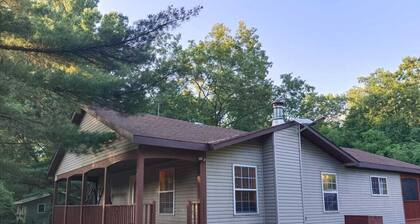 Charming 3-bedroom cottage in Oxford with WiFi and AC close to Wisconson Dells