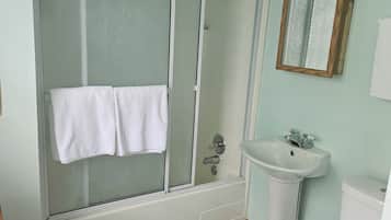 Serviettes fournies, savon, papier toilette