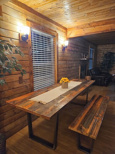 Charming 3-bedroom cottage in Oxford with WiFi and AC close to Wisconson Dells