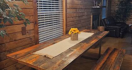 Charming 3-bedroom cottage in Oxford with WiFi and AC close to Wisconson Dells
