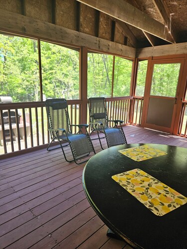 Charming 3-bedroom cottage in Oxford with WiFi and AC close to Wisconson Dells