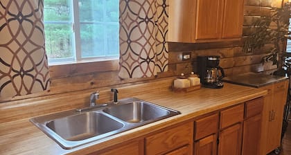 Charming 3-bedroom cottage in Oxford with WiFi and AC close to Wisconson Dells
