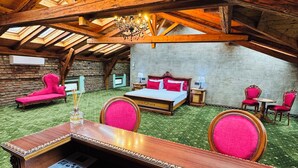 A rustic wooden room with a high ceiling, a bed with red bedding, and a desk with a chair. - JMR Splendor-Private Sauna & Bathtub Sui (Constanta)